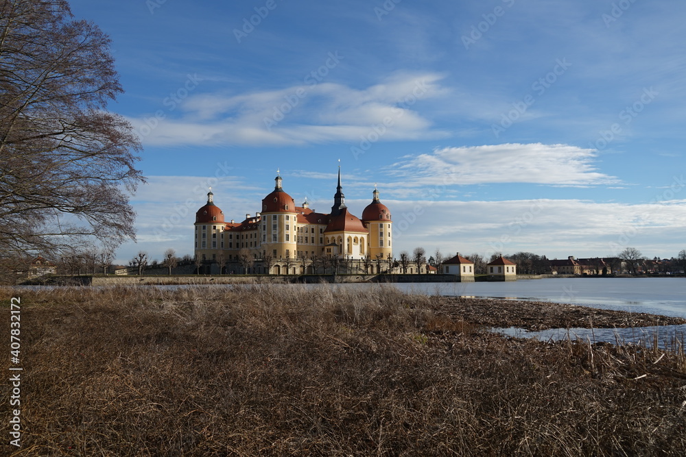 Blick zum Barockschloss Moritzburg in Sachsen
