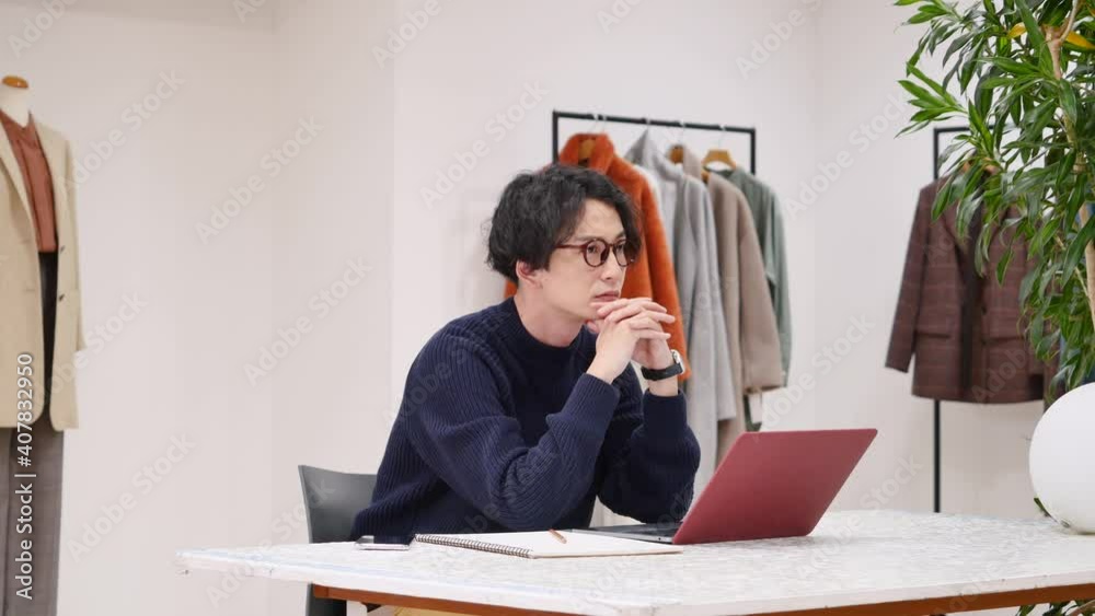 オフィスで働くファッションデザイナー オフィスで働くファッションデザイナー