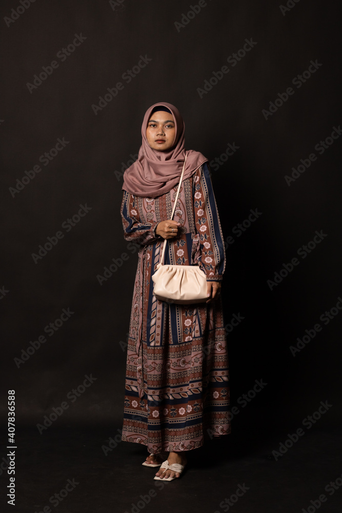 Full length casual young fashion holding bag posing Full length casual young fashion holding bag posing