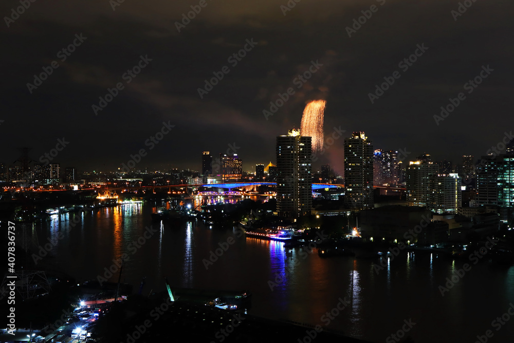 Obraz premium Firework lighting in bangkok cityscape background, Thailand.Night view and firework.