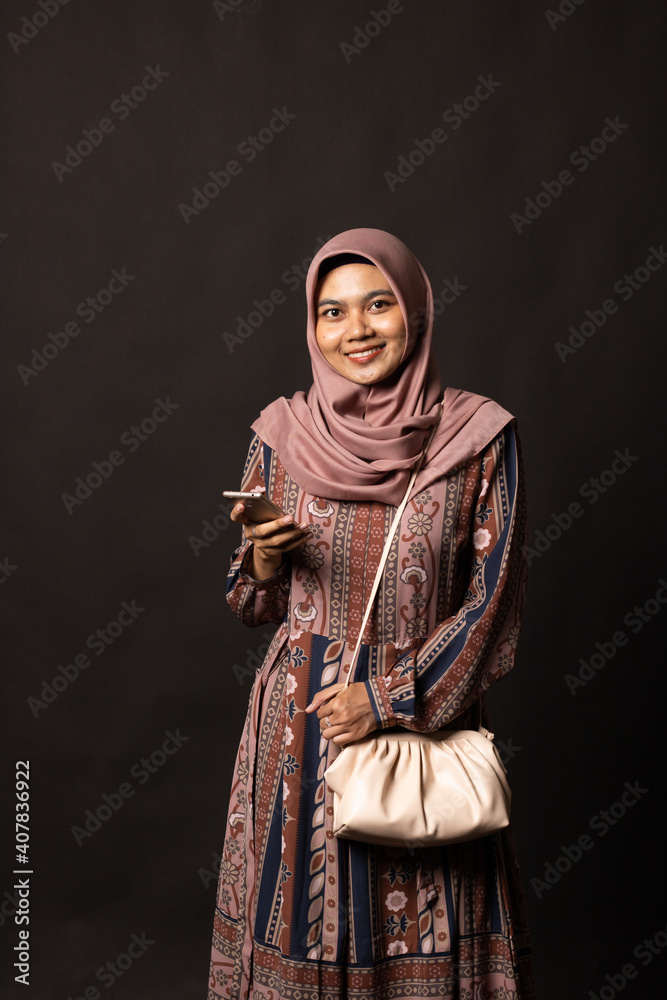 Full length casual young fashion holding bag posing Full length casual young fashion holding bag posing