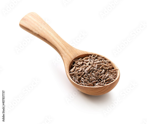 Foto Fennel cumin caraway seeds in a wooden spoon isolated on white background