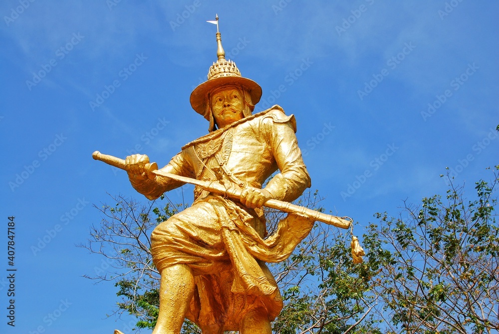 Obraz premium King Bayinnaung Golden Monument. Locate in viewpoint of Kawthoung, MYANMAR.