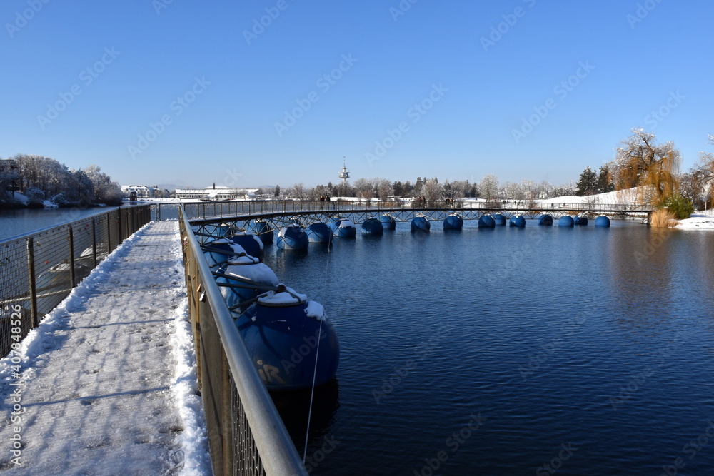 Fototapeta premium Schwimmende Brücke im Freiburger Seepark