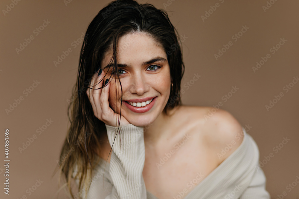 Fototapeta premium Indoor photo of fascinating white woman. Fashionable girl posing with sincere smile.