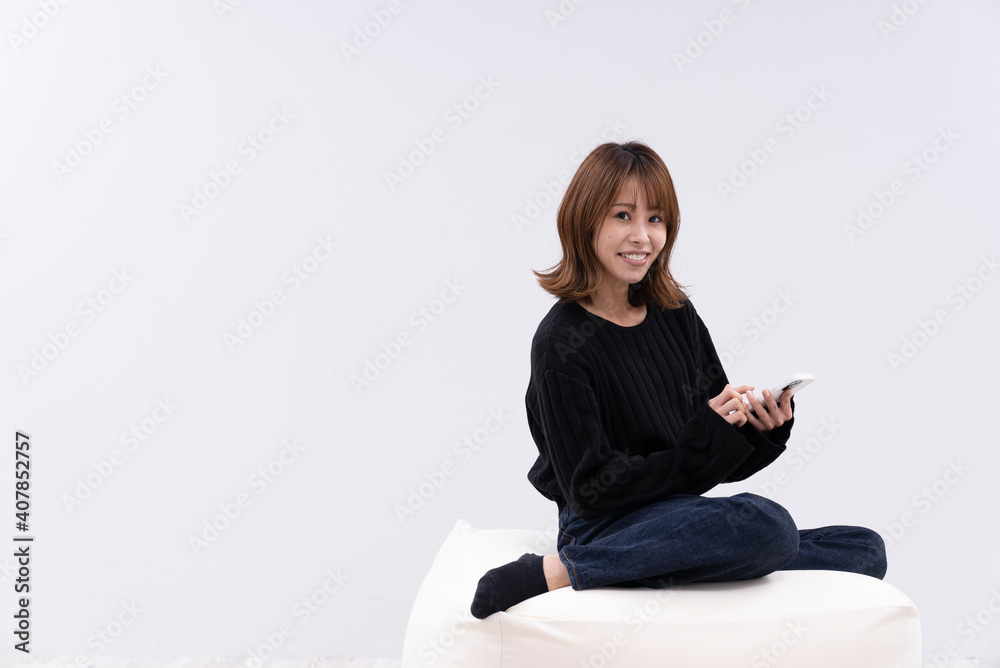 リラックスしてスマートフォンを使う女性