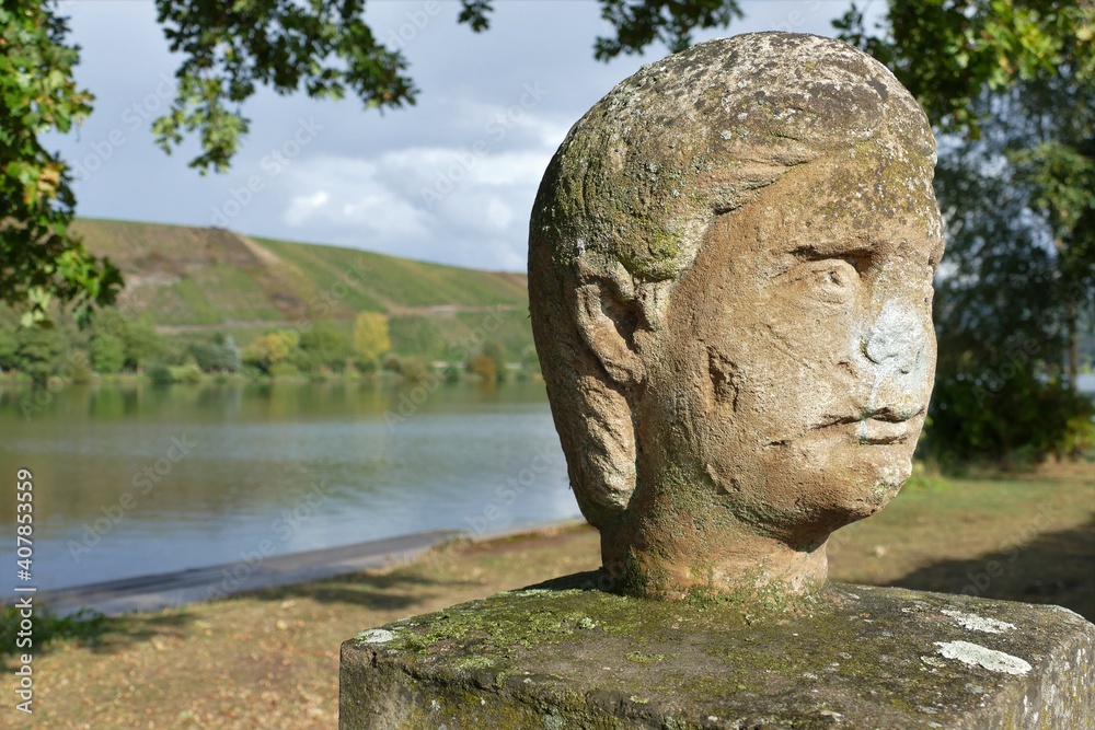 Frauenkopf aus dem Hauptbild eines römischen Grabdenkmals mit Landschaften und Weinbergen an der Mosel in Riol