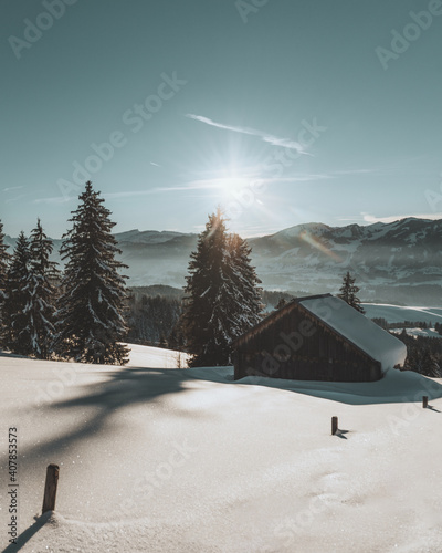 Hütte in der Winterlandschaft bei Sonnenlicht.