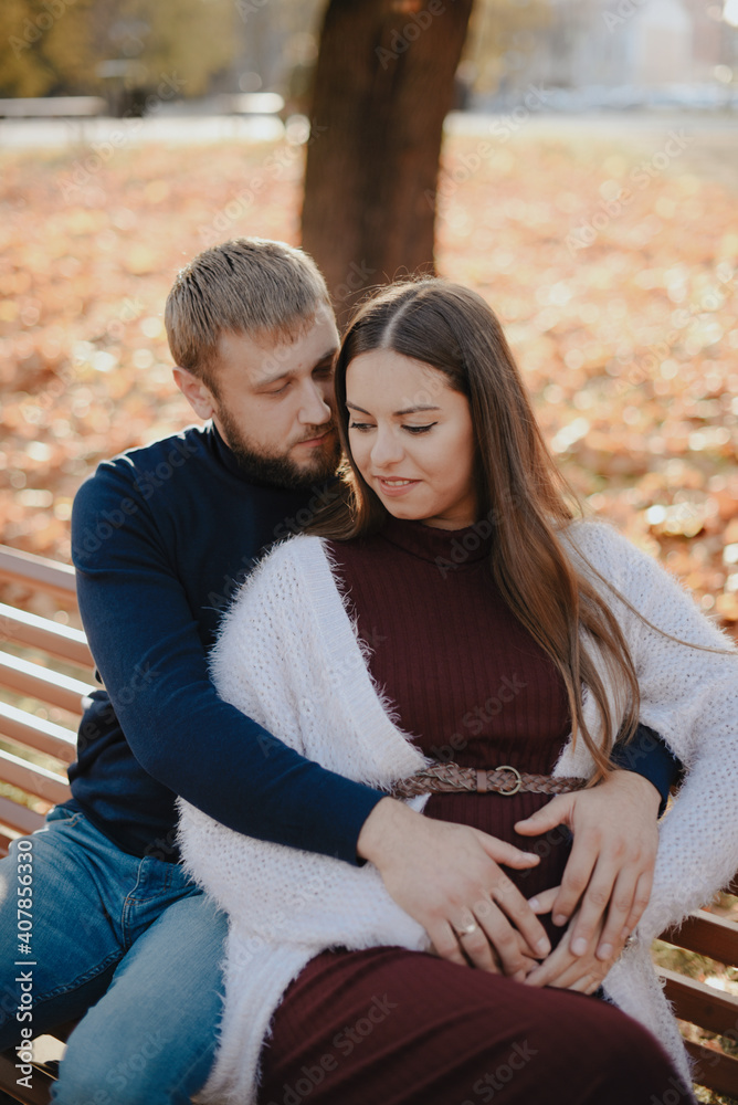 Fototapeta premium Young adult couple in love in autumn Park