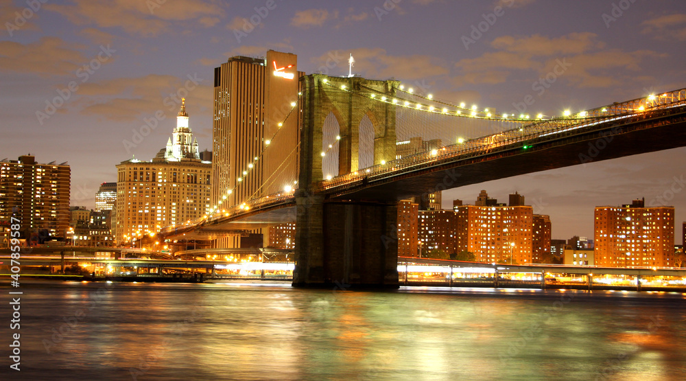 Naklejka premium Brooklyn Bridge by night