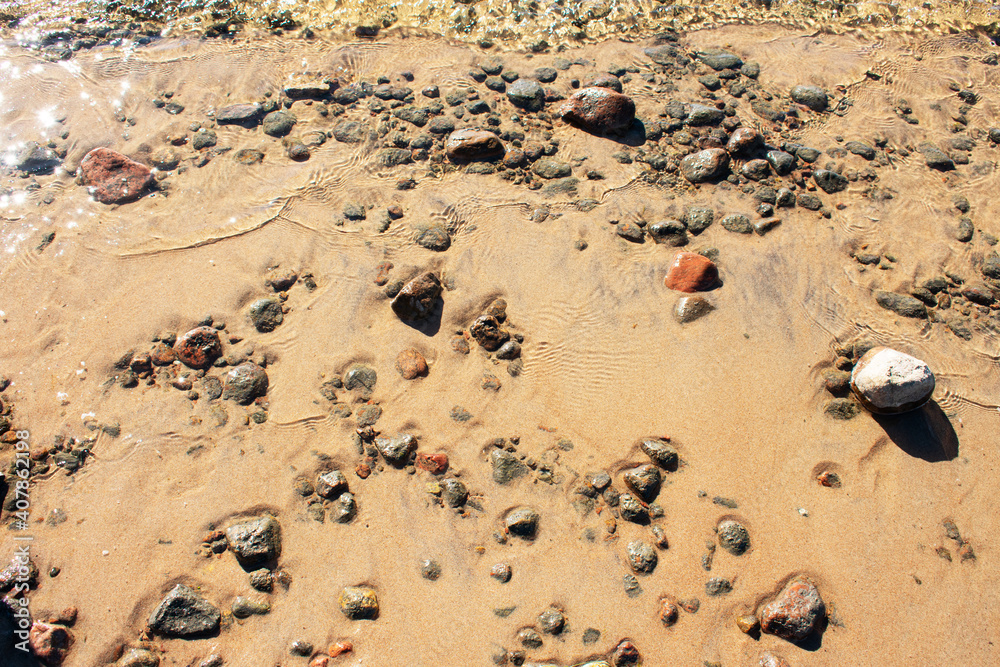Obraz premium Background of transparent sea water and bottom with rocks, close-up, top view