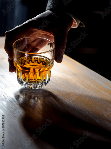 Billede på lærred Man's hand holding a glass of whisky
