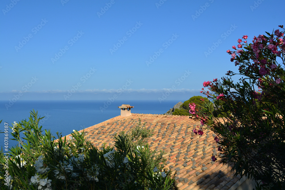 Hausdach mit Mönch- und Nonne-Ziegeln in der Nähe von Port de Sóller, Mallorca, Spanien
