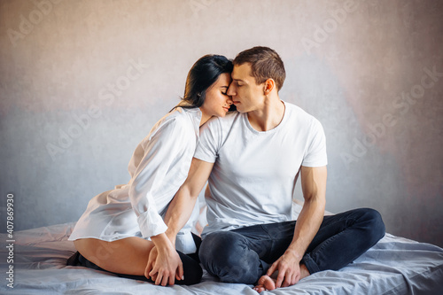 Foto A passionate woman hugging a man tenderly and kissing him romantically