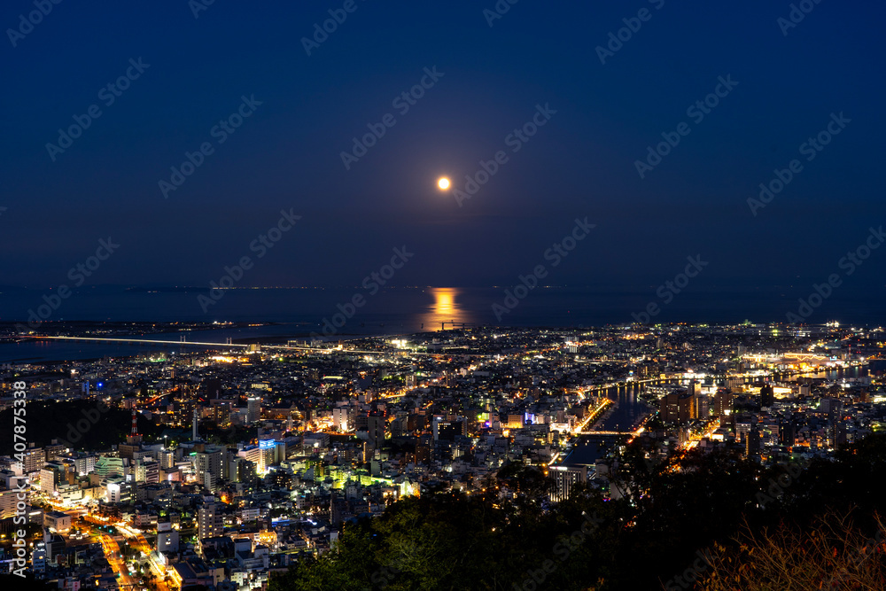 徳島の夜景と満月
