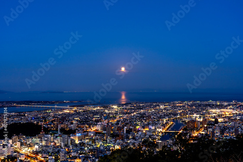 徳島の夜景と満月