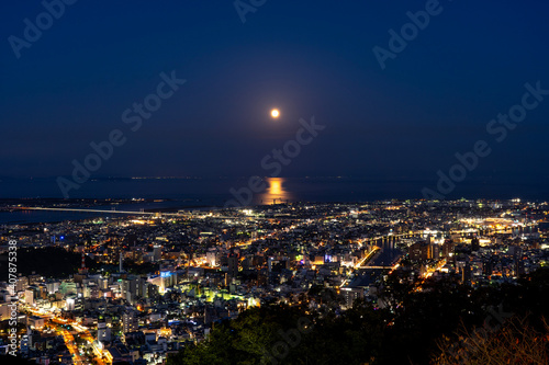 徳島の夜景と満月 