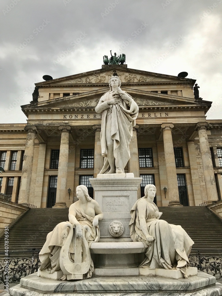 Obraz premium Schiller Statue in Berlin