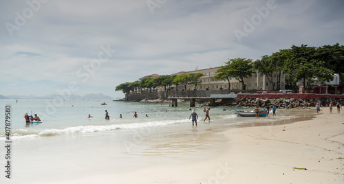 Fototapeta Naklejka Na Ścianę i Meble -  Citizens swimming in the ocean. Copacabana Fort