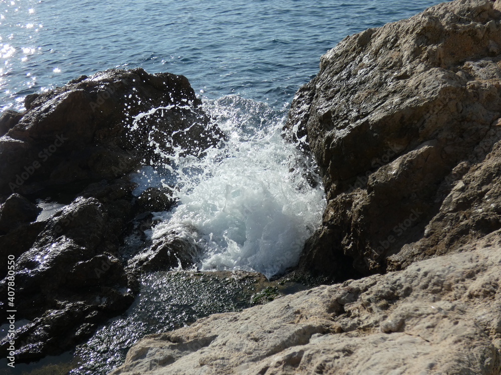 vague mer entre rocher