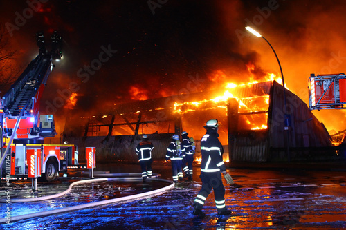 Lagerhalle in Flammen
