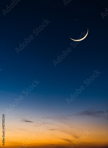 Photo Crescent moon and clouds on twilight in the evening