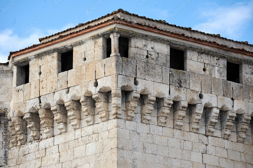 Detail of a square tower with its battlements.