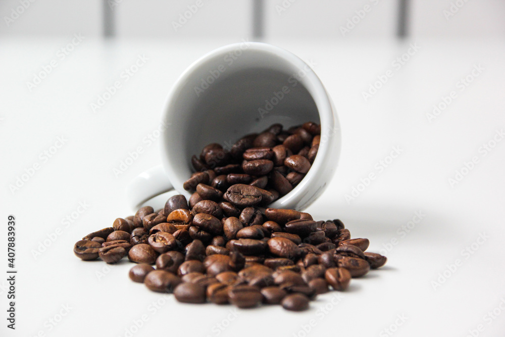 Kaffeebohnen aus liegender Espressotasse Kaffeebohnen aus liegender Espressotasse