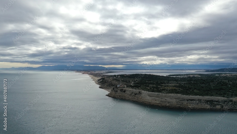 Fototapeta premium survol du littoral de l'Aude entre Leucate et le Barcarès