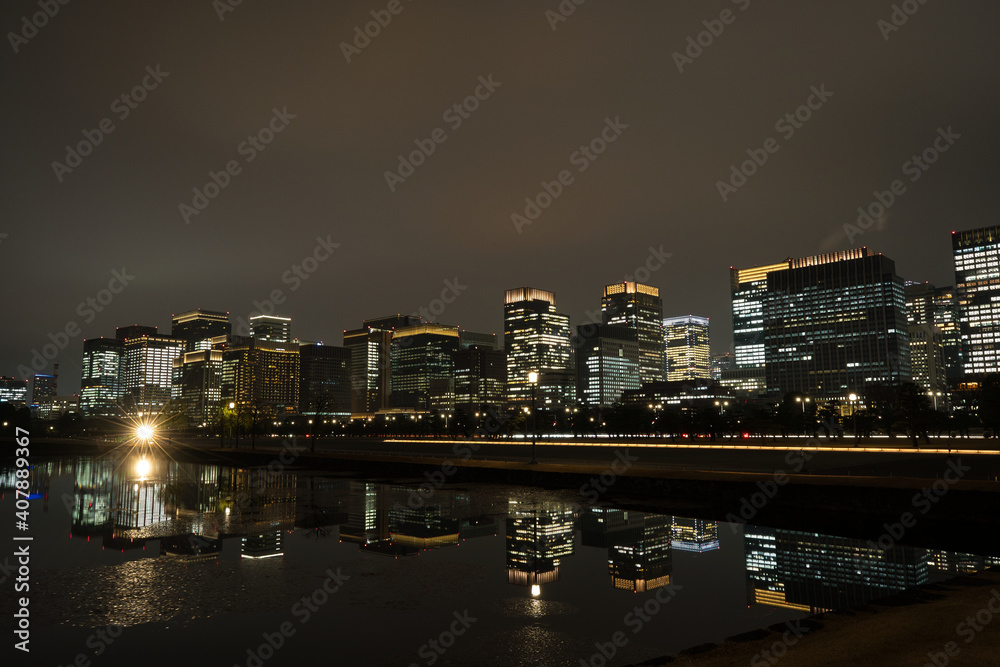 Fototapeta premium 夜の丸の内ビル群