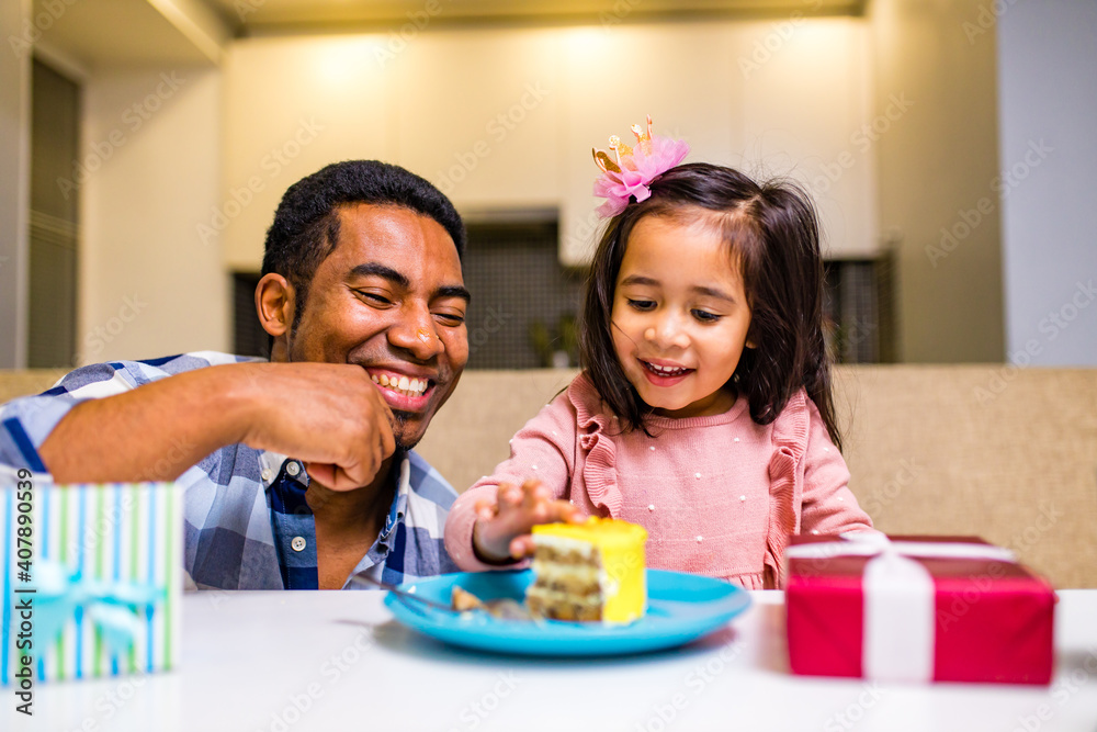 Fototapeta premium single father and his little daughter celebration birth day in kitchen