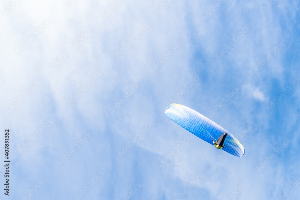 Obraz premium Fliegender Hobby Gleitschirm Flieger in der Luft mit professioneller Ausrüstung im Herbst, Deutschland