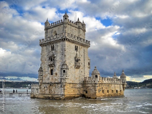 Tour de Bel  m au Portugal sous les nuages