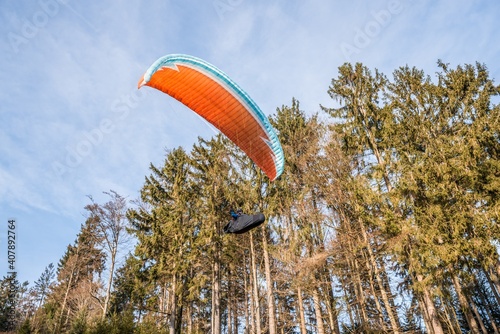 Startender Hobby Gleitschirm Flieger an einem Berghang mit professioneller Ausrüstung im Herbst, Deutschland photo