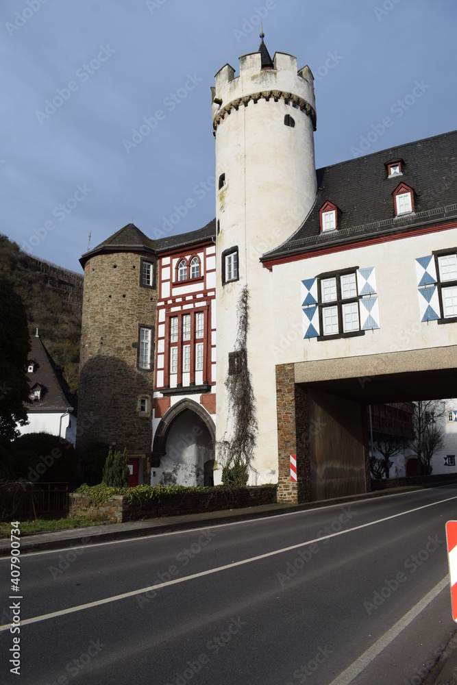 Fototapeta Durchfahrt der Hauptstraße durch die Oberburg