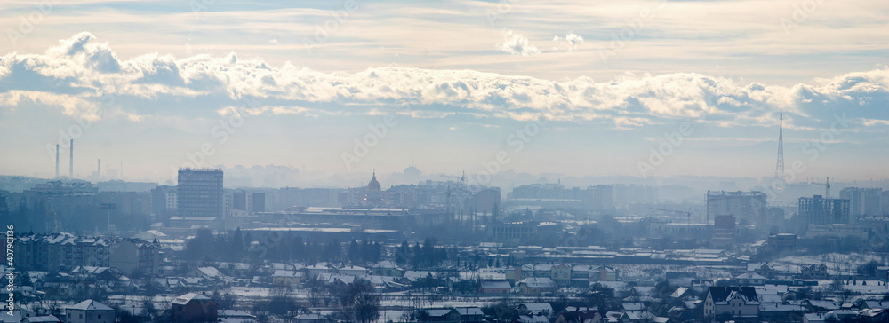 Obraz premium Ivano-Frankivsk city in haze on a winter day