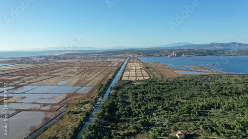 vue aérienne de l'Etang de Bages près de Narbonne dans l'Aude (France)