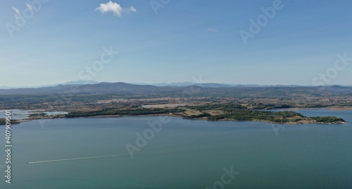 vue aérienne de l'Etang de Bages près de Narbonne dans l'Aude (France)