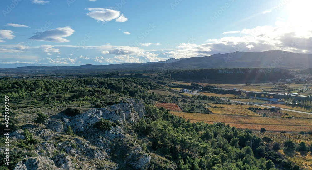 Naklejka premium survol des vignobles dans les Corbières au soleil couchant