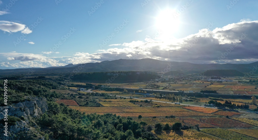 Fototapeta premium survol des vignobles dans les Corbières au soleil couchant