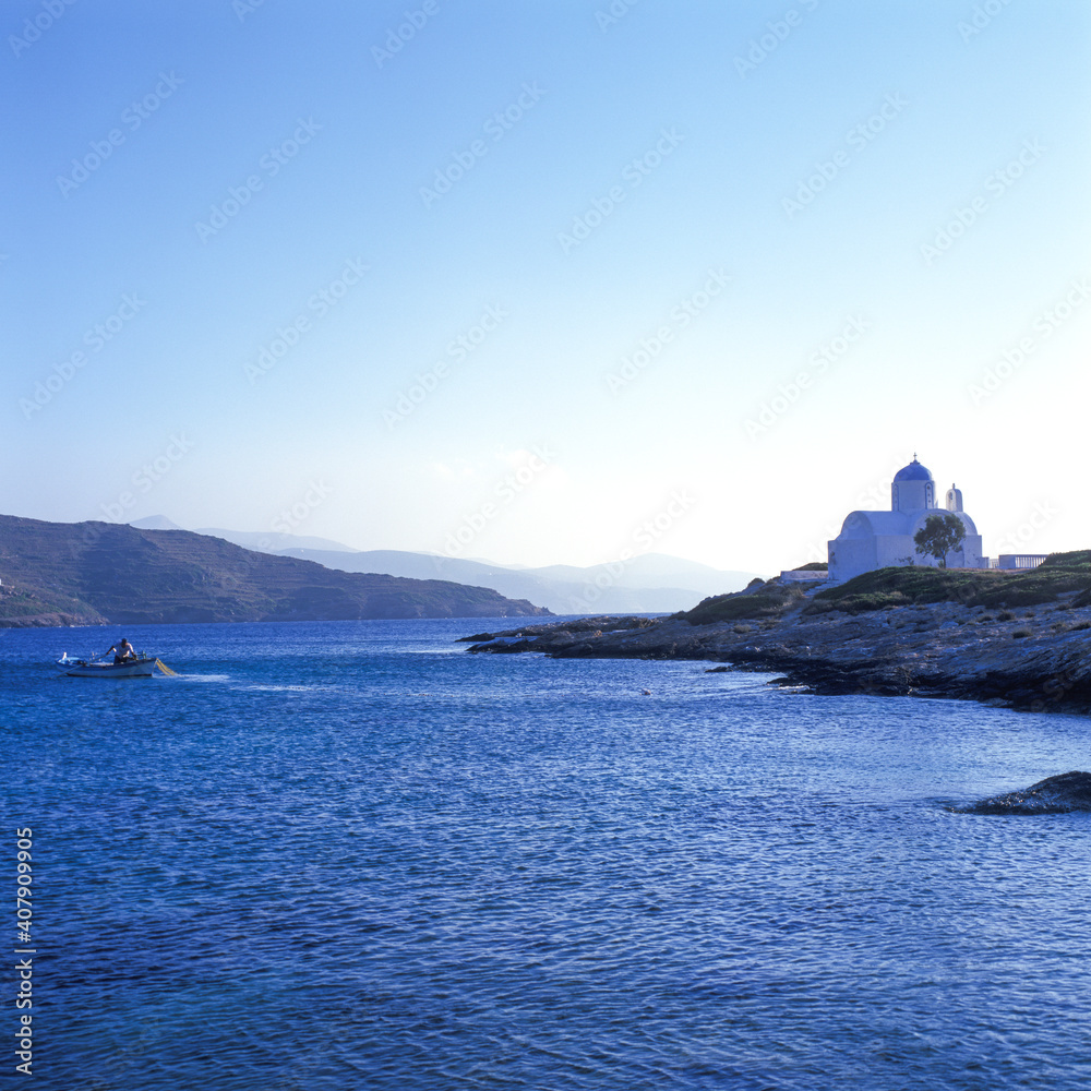 Kirche und Fischer in der Bucht von Katapola, Amorgos, Kykladen, Griechenland