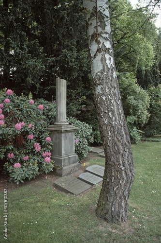 Grabstaette auf dem Stadtfriedhof Engesohde in Hannover photo