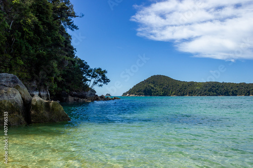 Fototapeta Naklejka Na Ścianę i Meble -  panoramic view of a tropical beach with turquoise water and white sand in abel tasman national park, new zealand
