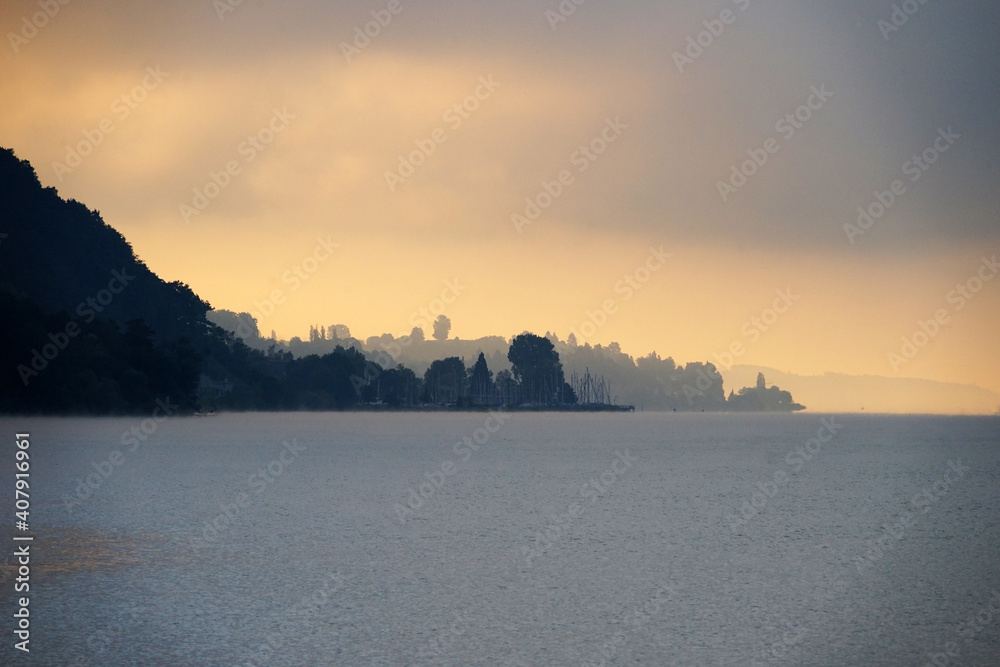 Bodensee im Neben bei Morgendämmerung Sonnenaufgang
