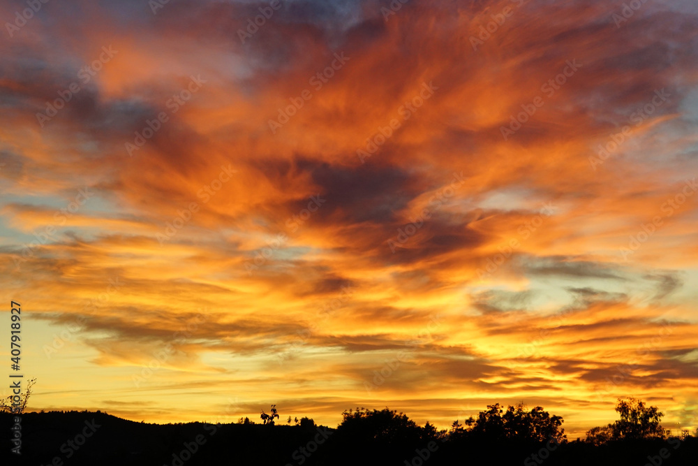 Sonnenuntergang mit Himmel Verfärbung im Abendrot Sonnenuntergang mit Himmel Verfärbung im Abendrot