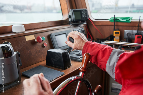 Εκτύπωση καμβά Yacht skipper standing at the steering wheel