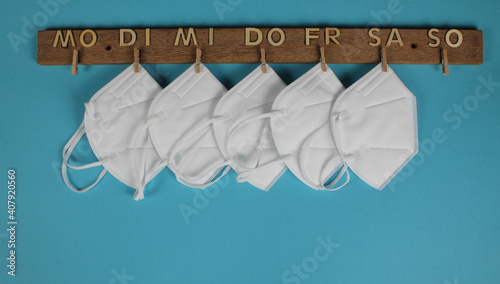 Halterung aus Holz für Masken