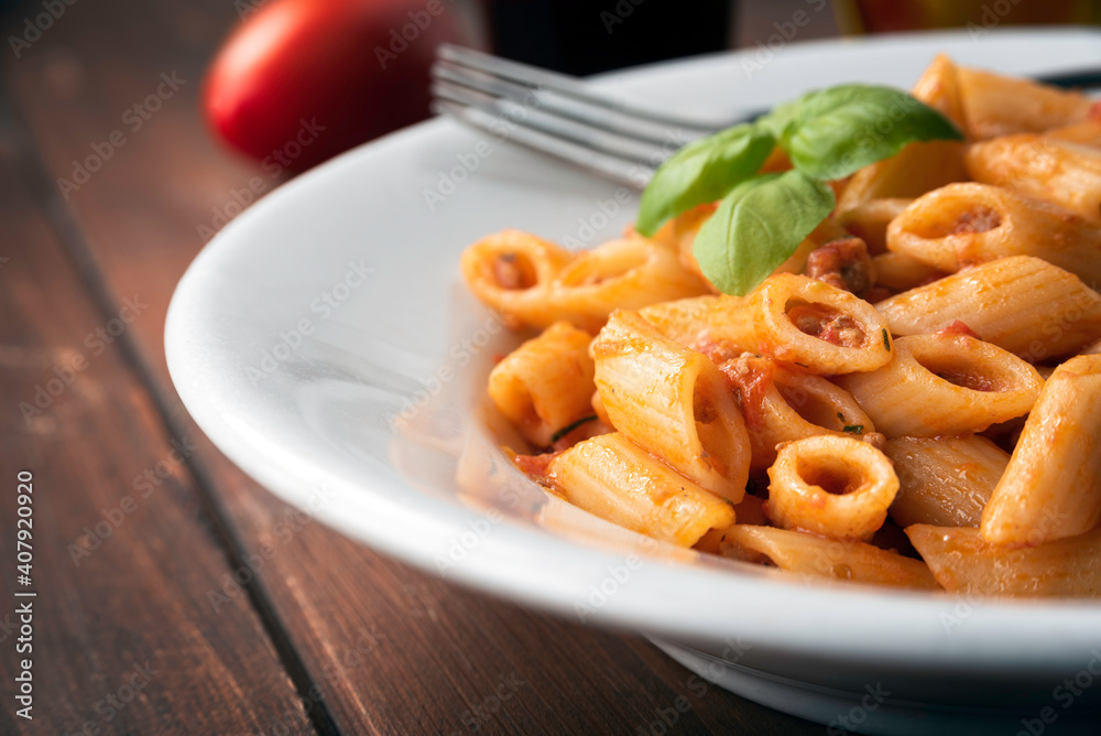 Piatto di deliziose mezze penne al ragu bolognese, Cucina Italiana Piatto di deliziose mezze penne al ragu bolognese, Cucina Italiana