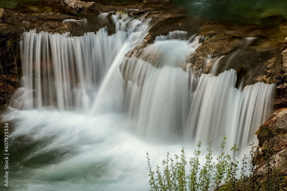Naklejka premium Pequeña cascada en riachuelo del norte de España