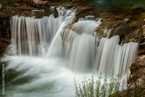 Pequeña cascada en riachuelo del norte de España
